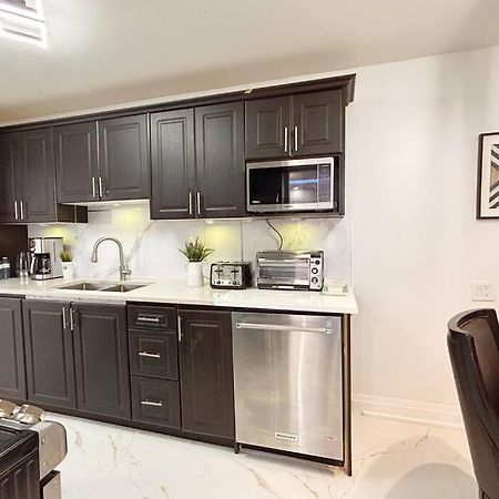 Super Luxury Family Home - 3 Bedrooms, 1 Full Bathroom And 1 Half Washroom With Free Parking, Wifi, Netflix Торонто Экстерьер фото