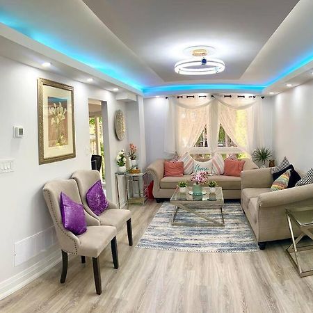 Super Luxury Family Home - 3 Bedrooms, 1 Full Bathroom And 1 Half Washroom With Free Parking, Wifi, Netflix Торонто Экстерьер фото