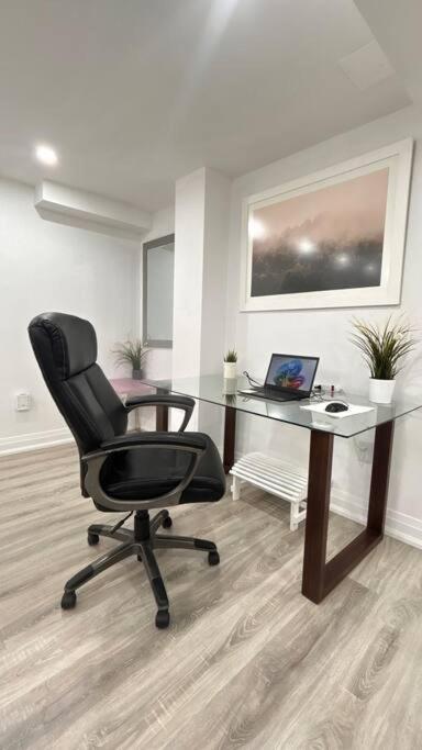 Super Luxury Family Home - 3 Bedrooms, 1 Full Bathroom And 1 Half Washroom With Free Parking, Wifi, Netflix Торонто Экстерьер фото