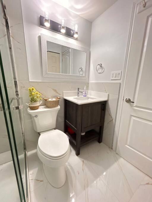 Super Luxury Family Home - 3 Bedrooms, 1 Full Bathroom And 1 Half Washroom With Free Parking, Wifi, Netflix Торонто Экстерьер фото
