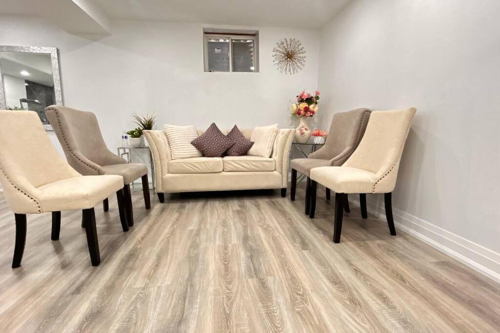 Super Luxury Family Home - 3 Bedrooms, 1 Full Bathroom And 1 Half Washroom With Free Parking, Wifi, Netflix Торонто Экстерьер фото