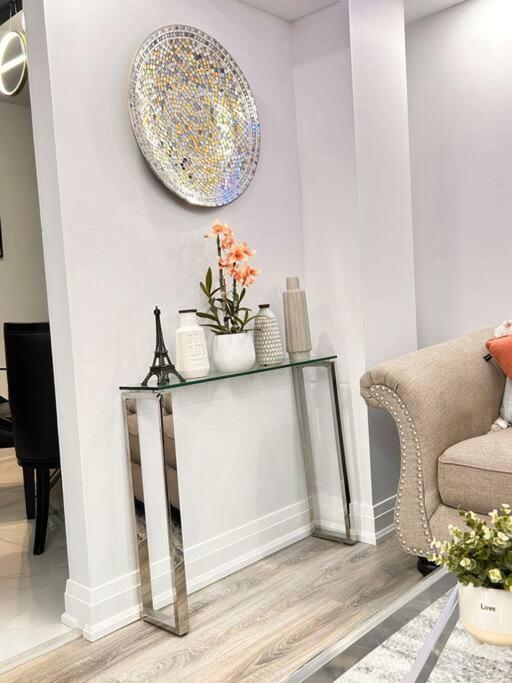 Super Luxury Family Home - 3 Bedrooms, 1 Full Bathroom And 1 Half Washroom With Free Parking, Wifi, Netflix Торонто Экстерьер фото