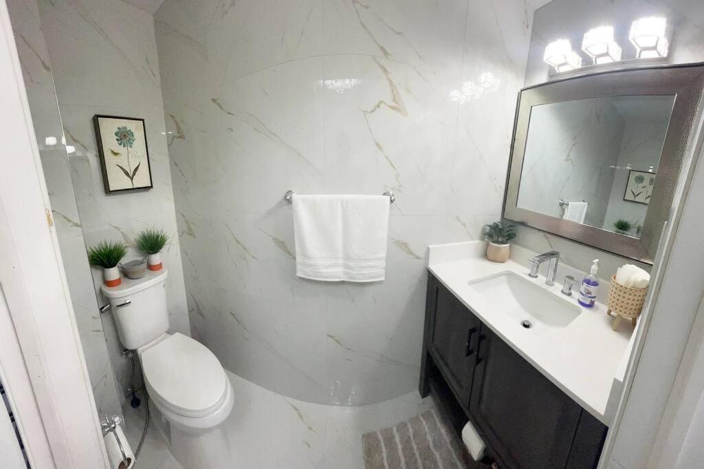 Super Luxury Family Home - 3 Bedrooms, 1 Full Bathroom And 1 Half Washroom With Free Parking, Wifi, Netflix Торонто Экстерьер фото