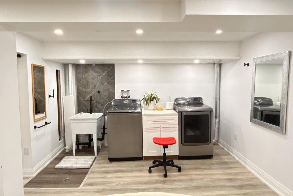 Super Luxury Family Home - 3 Bedrooms, 1 Full Bathroom And 1 Half Washroom With Free Parking, Wifi, Netflix Торонто Экстерьер фото