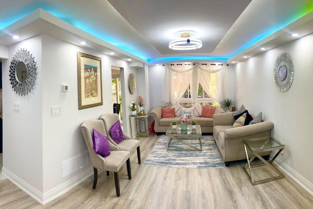 Super Luxury Family Home - 3 Bedrooms, 1 Full Bathroom And 1 Half Washroom With Free Parking, Wifi, Netflix Торонто Экстерьер фото