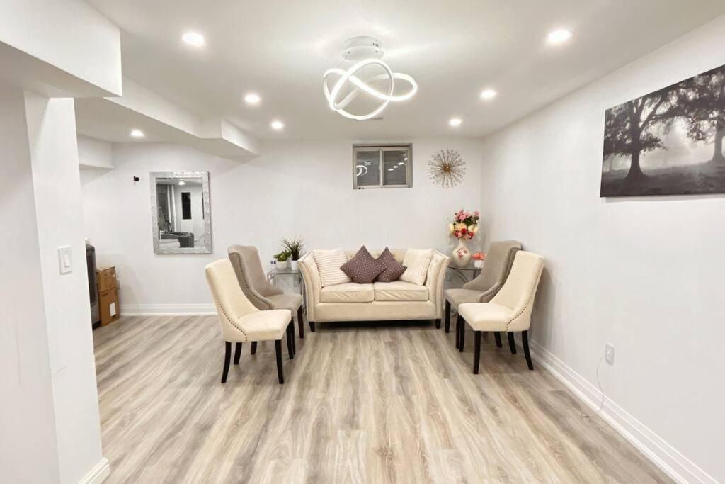 Super Luxury Family Home - 3 Bedrooms, 1 Full Bathroom And 1 Half Washroom With Free Parking, Wifi, Netflix Торонто Экстерьер фото