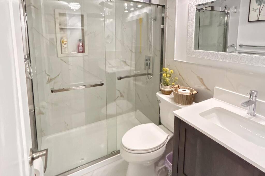 Super Luxury Family Home - 3 Bedrooms, 1 Full Bathroom And 1 Half Washroom With Free Parking, Wifi, Netflix Торонто Экстерьер фото