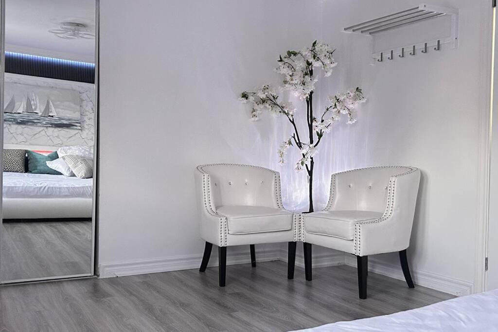 Super Luxury Family Home - 3 Bedrooms, 1 Full Bathroom And 1 Half Washroom With Free Parking, Wifi, Netflix Торонто Экстерьер фото