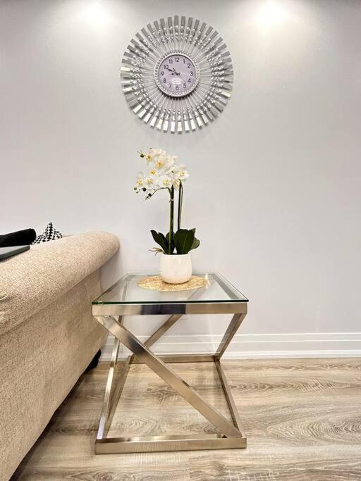 Super Luxury Family Home - 3 Bedrooms, 1 Full Bathroom And 1 Half Washroom With Free Parking, Wifi, Netflix Торонто Экстерьер фото