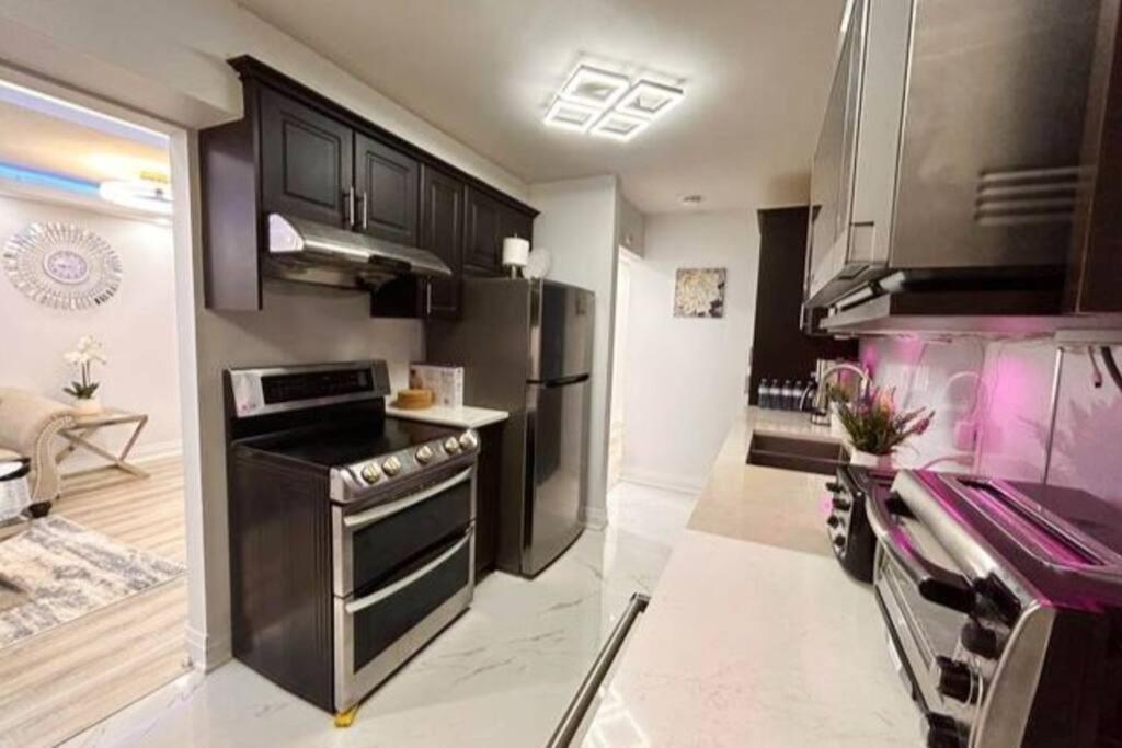 Super Luxury Family Home - 3 Bedrooms, 1 Full Bathroom And 1 Half Washroom With Free Parking, Wifi, Netflix Торонто Экстерьер фото