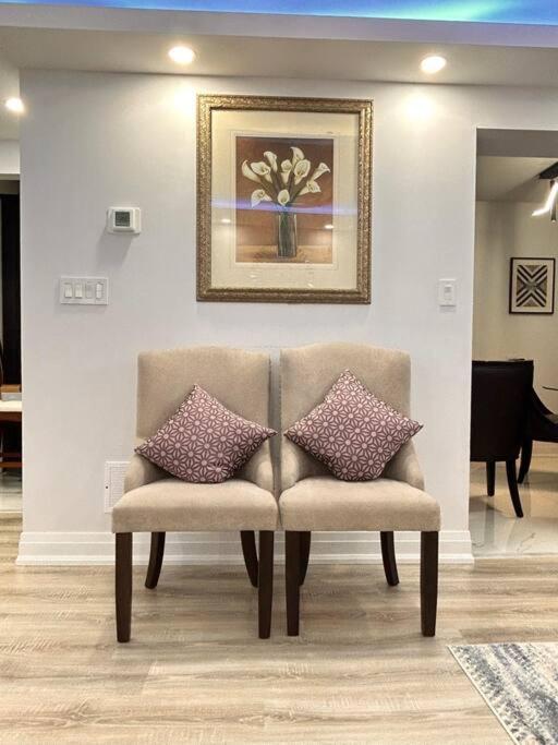 Super Luxury Family Home - 3 Bedrooms, 1 Full Bathroom And 1 Half Washroom With Free Parking, Wifi, Netflix Торонто Экстерьер фото