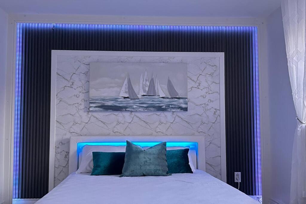 Super Luxury Family Home - 3 Bedrooms, 1 Full Bathroom And 1 Half Washroom With Free Parking, Wifi, Netflix Торонто Экстерьер фото