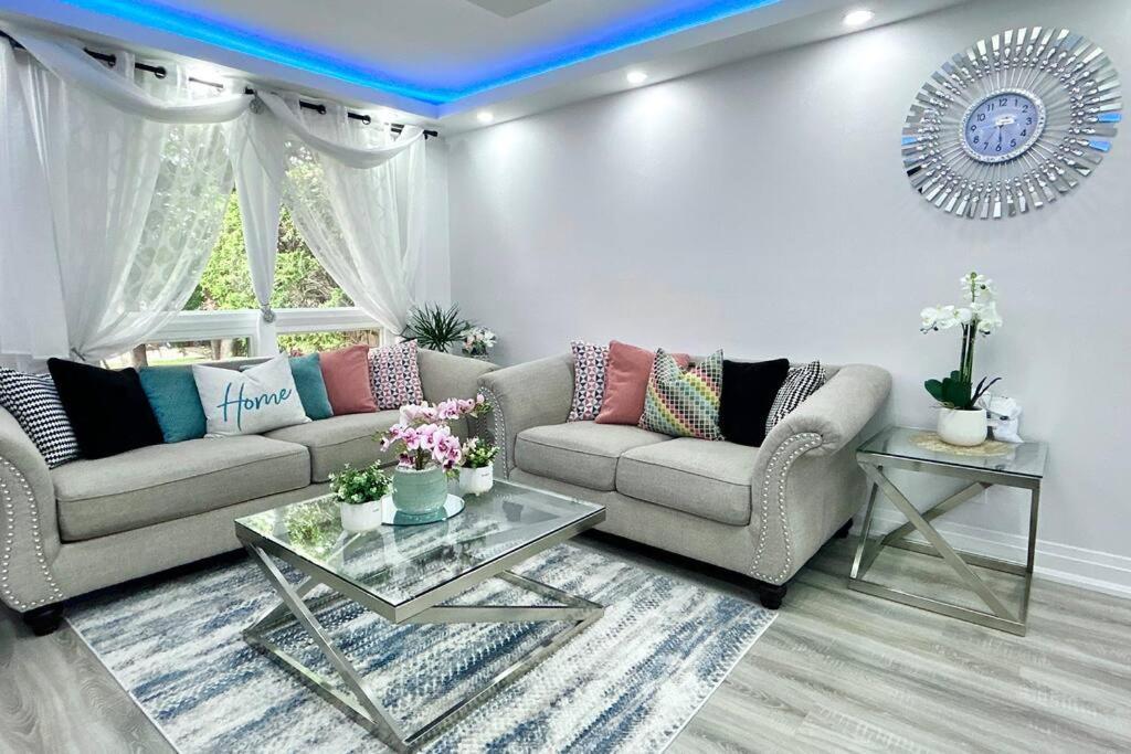 Super Luxury Family Home - 3 Bedrooms, 1 Full Bathroom And 1 Half Washroom With Free Parking, Wifi, Netflix Торонто Экстерьер фото